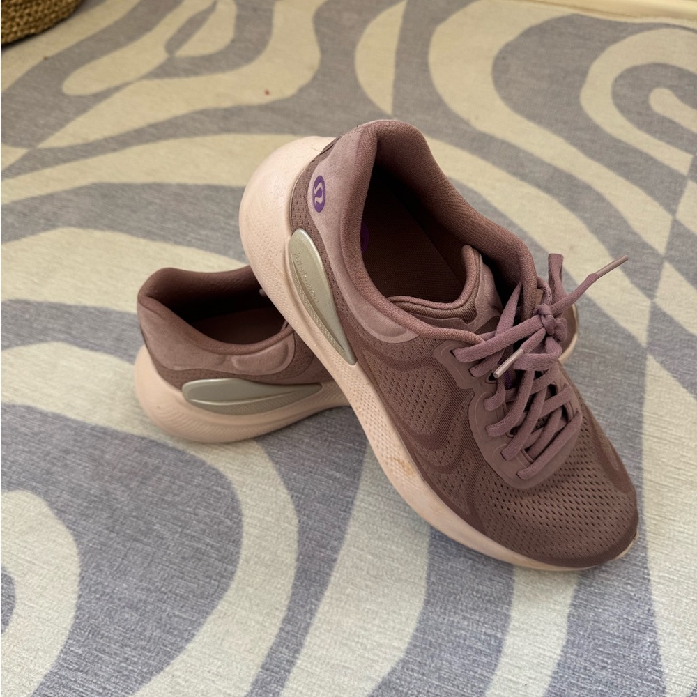 LIKE NEW LULULEMON TRAINERS!!